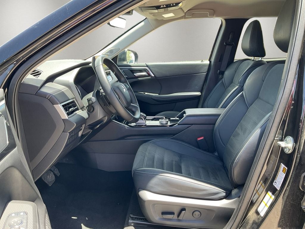 2025 Mitsubishi Outlander Base